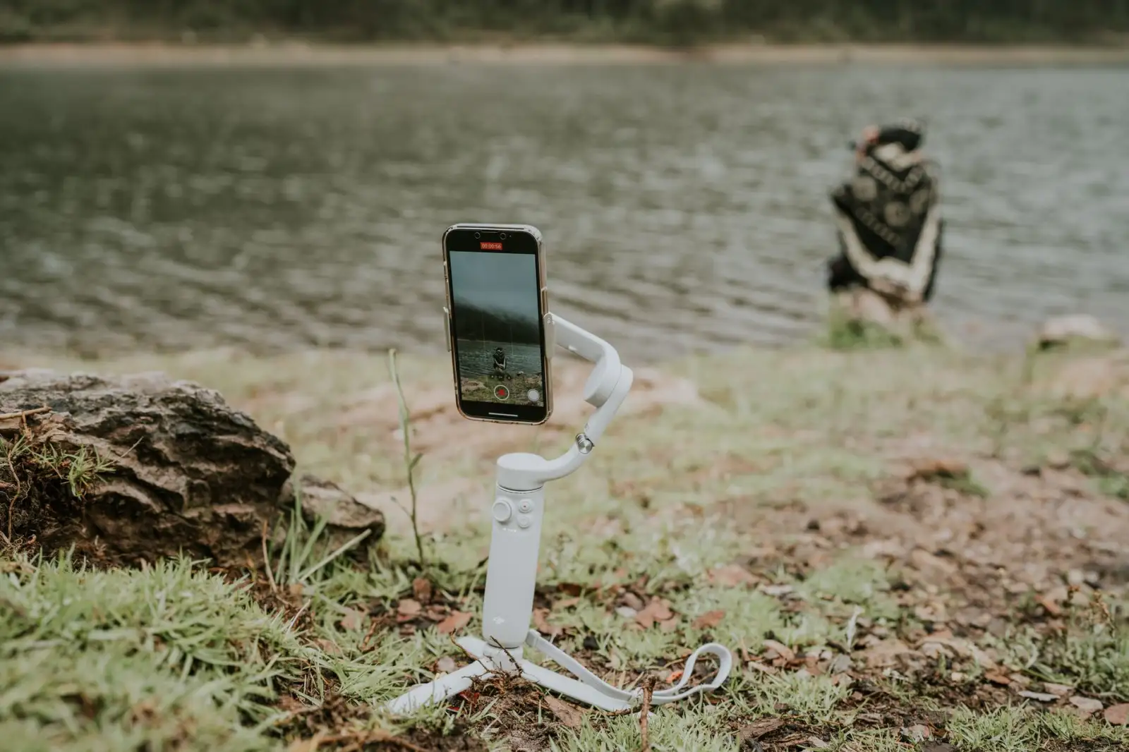 无线充电器在办公场景中的电磁兼容性设计与效率优化方案
