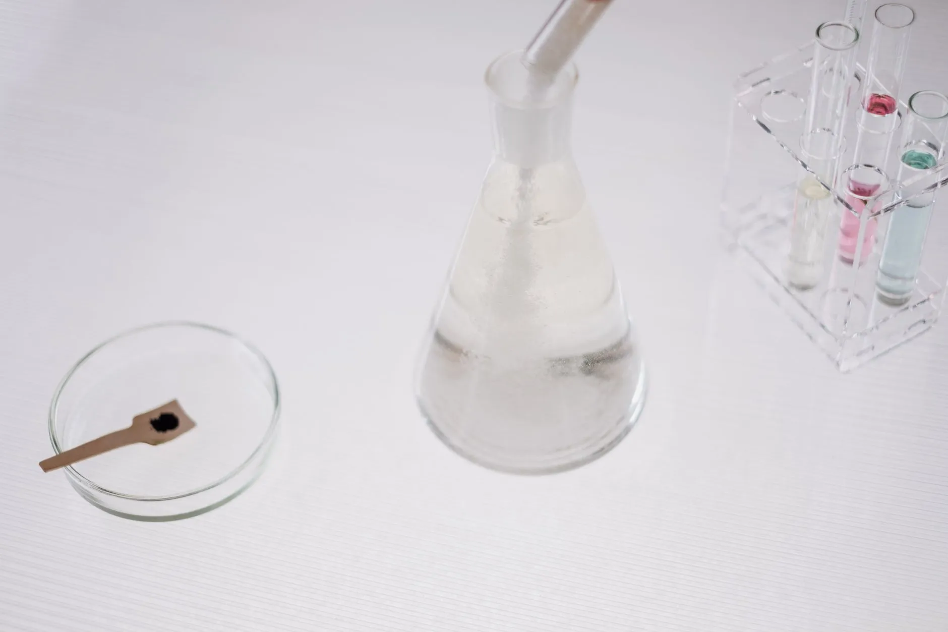 无线充电器与有线充电方案在家庭场景中的效能对比